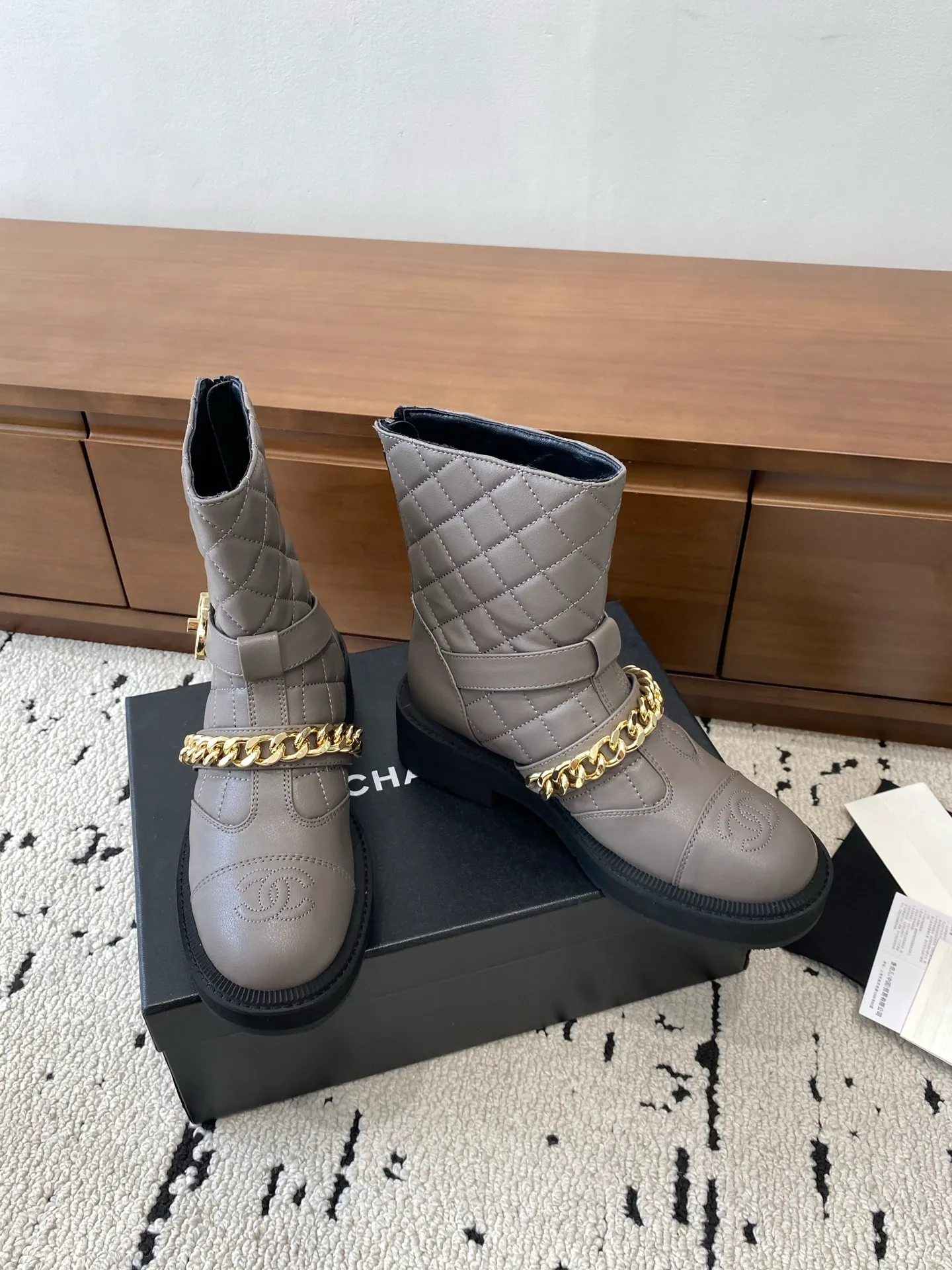 👟👟Ex-factory price 700👟👟 High version🍀 CHANEL 2025s autumn and winter series short boots, made of imported cowhide, with an additional height of 5cm to show leg length. Chanel's classic rhombus is used on the boot shaft, which Xiao Meimei particularly likes. This is Chanel's most popular style this autumn and winter. In addition, the entire boot shaft is equipped with a classic chain and school bag buckle. It is made of full-grain cowhide and uses a rear zipper. It is easy to put on the foot and super comfortable. It is a must-have for this autumn and winter. 🔴 Upper material: imported cowhide leather with anti-rust metal chain ❤︎ Consistently authentic ❤︎ Outsole: original Italian anti-slip rubber outsole Number of yards: 35-40 (40 is custom-made, non-refundable and non-exchangeable) Buy now 👉 Buy now 👉 Buy now 👉 Buy now 👉 Buy now 👉 Buy now 👉 Buy now 👉 Buy now 👉 Buy now 👉 Buy now 👉